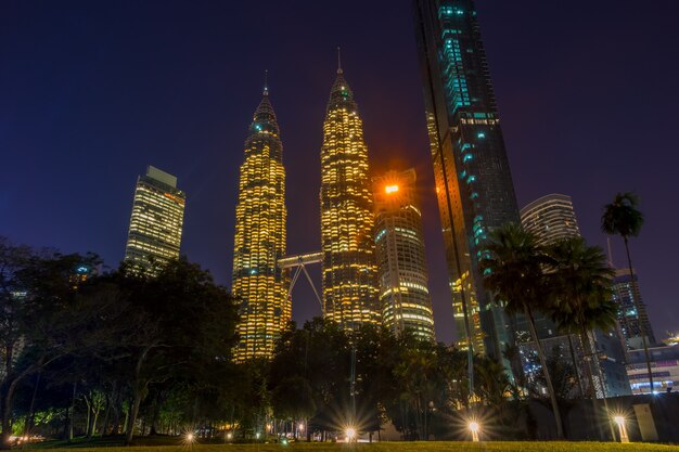 Malezja. Wieżowce W Kuala Lumpur. Park Nocny I Bliźniacze Wieże Petronas