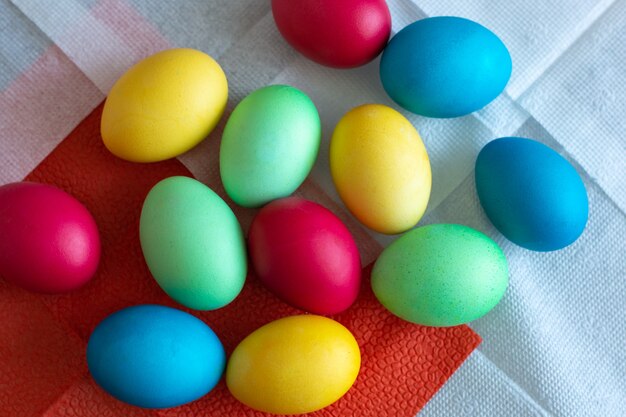 Malowane wielobarwne jajka na Wielkanoc.
