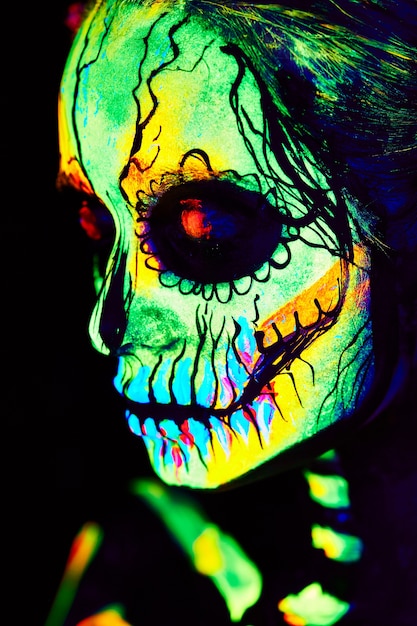 Malowanie UV szkieletu kobiecego na Halloween