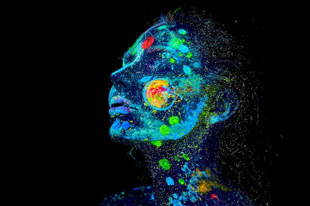 Malowanie UV wszechświata na portrecie kobiecego ciała