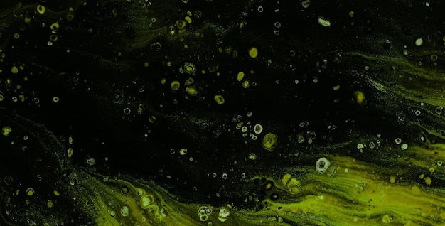 Malowanie zielonych i żółtych bąbelków ze słowem zielonym na dole.