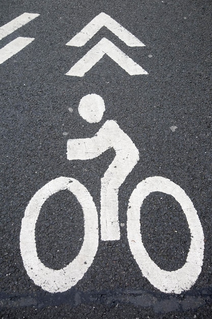 Zdjęcie malowany znak rowerowy na ulicy