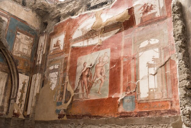 Malowidła na ścianach w siedzibie augustianów na rzymskim stanowisku archeologicznym w Herkulanum we Włoszech.