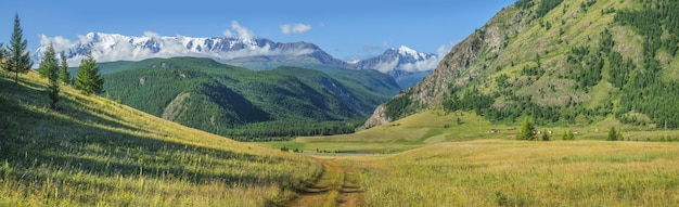 Malownicza Górska Dolina W Słoneczny Letni Poranek, Duża Panorama