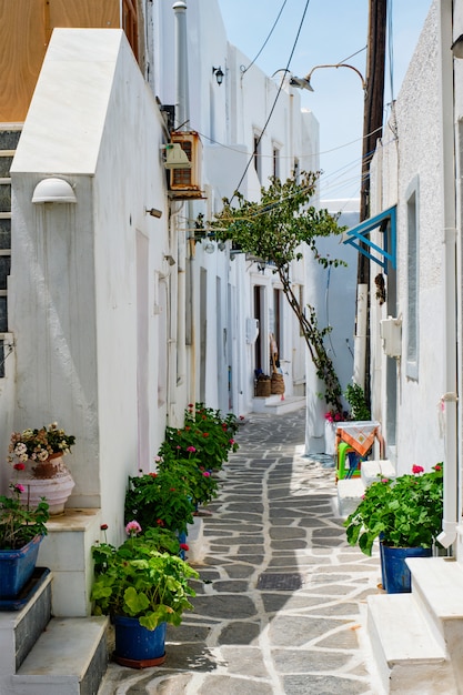 Malownicza Naousa grodzka ulica na Paros wyspie, Grecja