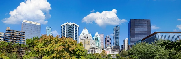 Malownicza panorama dzielnicy finansowej Vancouver w centrum miasta w pobliżu placu Robson