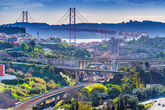 Malownicza panorama Lizbony z mostem 25 kwietnia i licznymi autostradami, Portugalia