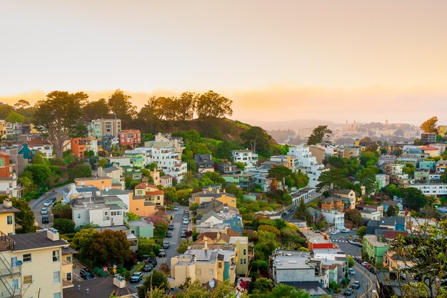 Malownicza Panorama Miasta San Francisco Przy Jasnym, Pięknym Zachodzie Słońca Z Bliźniaczych Szczytów