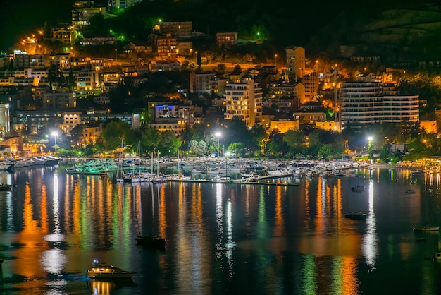 Malownicza panorama nocnego miasta ze szczytu góry