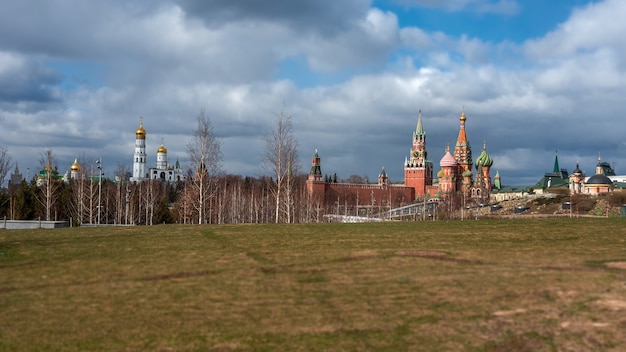 Malownicza panorama parku Zaryadye z widokiem na Sobór Wasyla Błogosławionego i Kreml Moskiewski, Rosja. Widok na zabytki Moskwy na wiosnę. Ładna sceneria parku centralnego Moskwy.