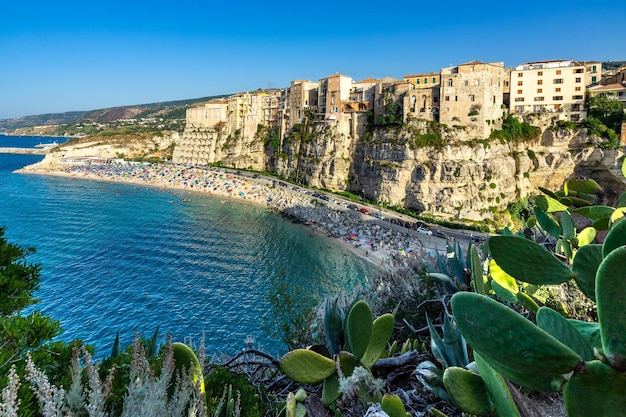Malownicza panorama Tropei pomiędzy śródziemnomorską roślinnością widziana z wyspy Santa Maria w Kalabrii