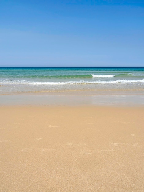 Malownicza sceneria plaży na wybrzeżu Kadyksu Hiszpania Pomarańczowy piasek turkusowe morze