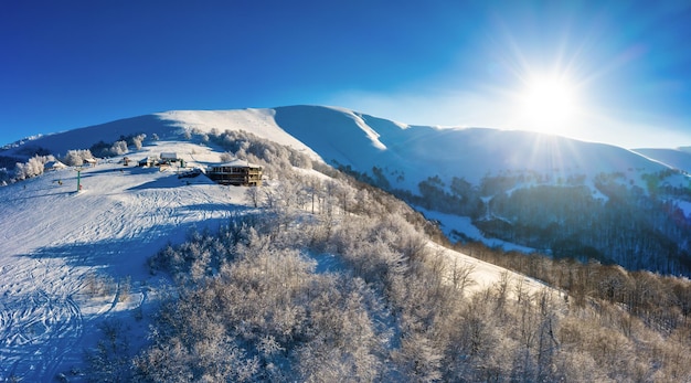 Malownicza zimowa panorama górskich wzgórz