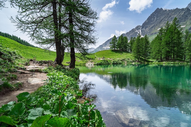 Malownicze Błękitne Jezioro (Lago Blu) otoczone pięknym krajobrazem alpejskim w pobliżu Cervinia w dolinie Aosta we Włoszech