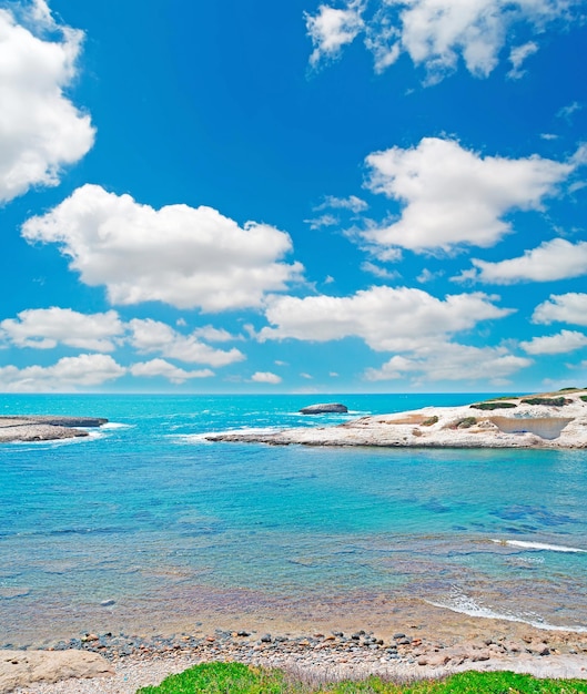 Malownicze chmury nad turkusową wodą Sardynii