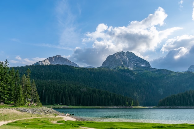 Malownicze Czarne Jezioro znajduje się w Parku Narodowym Durmitor