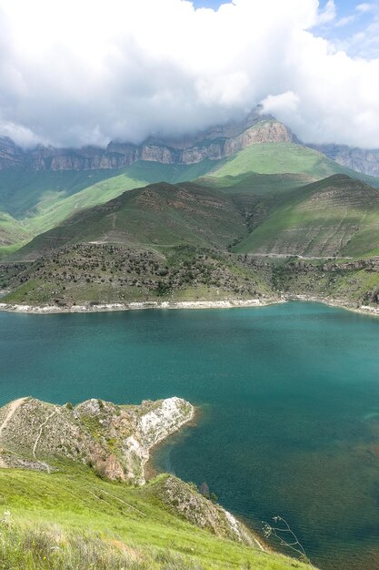 Malownicze górskie jezioro Gizhgit w KabardynoBałkarii Elbrus Region Rosji czerwiec 2021