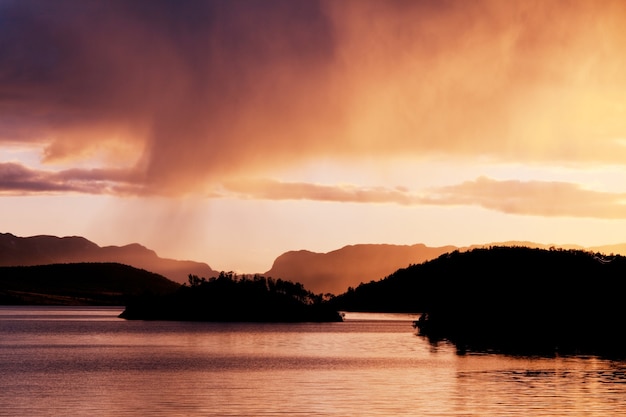 Malownicze Górskie Jezioro W Norwegii