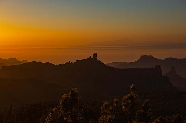 Zdjęcie malownicze górskie krajobrazy naturalny park roque nublo gran canaria hiszpania