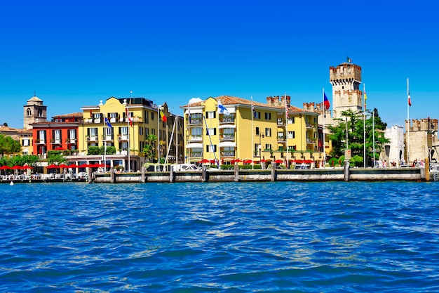 Malownicze jezioro lago di Garda, Sirmione, Włochy