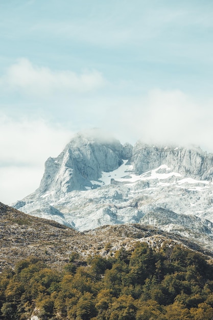 Malownicze lato krajobraz góralski Piękny krajobraz z górami. Panorama punktu widokowego w Lagos de Covadonga, Park Narodowy Picos de Europa, Asturia, Hiszpania