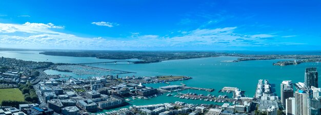 Zdjęcie malownicze panoramiczne widoki na panoramę auckland i centrum miasta