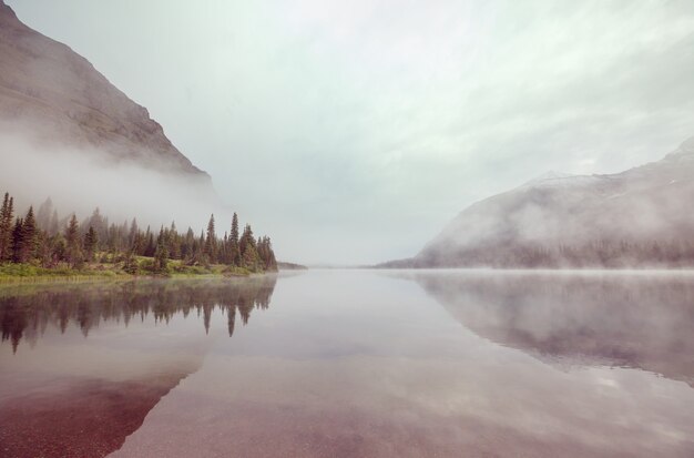 Zdjęcie malownicze skaliste szczyty glacier national park, montana, usa. piękne naturalne krajobrazy.