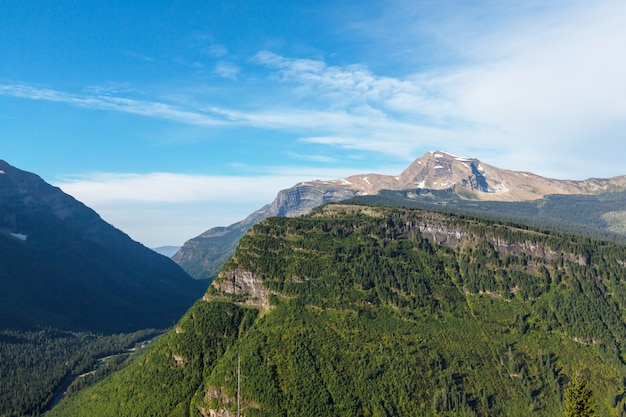 Malownicze skaliste szczyty Glacier National Park, Montana, USA