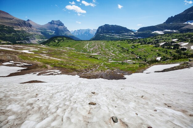 Malownicze skaliste szczyty Glacier National Park, Montana, USA