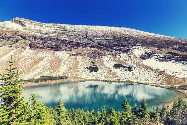 Malownicze skaliste szczyty Glacier National Park, Montana, USA