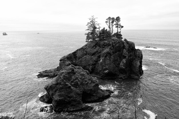 Malownicze stosy morskie wyłaniające się z wody morskiej w pobliżu wybrzeża Oregonu w USA