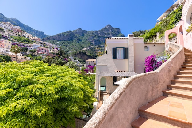 Malownicze widoki na positano włoską kolorową architekturę i krajobrazy na wybrzeżu Amalfi we Włoszech?