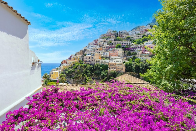 Malownicze widoki na positano włoską kolorową architekturę i krajobrazy na wybrzeżu Amalfi we Włoszech?