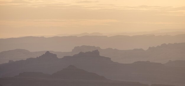 Malowniczy amerykański krajobraz i czerwone skały w pustynnym kanionie