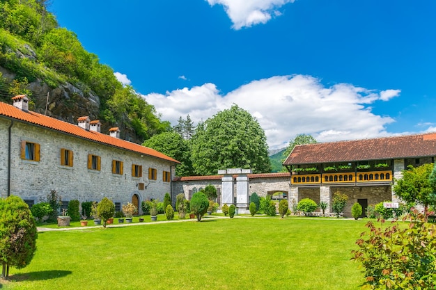 Malowniczy dziedziniec klasztoru Moraca Montenegro