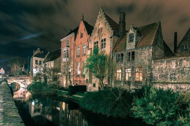 Malowniczy kanał nocny w Brugii w Belgii