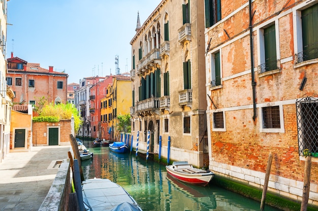 Malowniczy kanał z mostem i starożytnymi budynkami w Wenecji, Włochy.