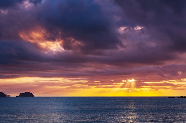 Malowniczy Kolorowy Zachód Słońca Na Wybrzeżu Morza. Dobry Na Tapetę Lub Obraz W Tle.