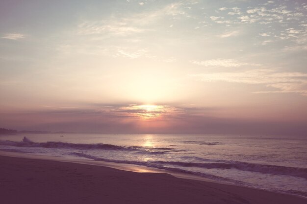 Malowniczy Kolorowy Zachód Słońca Na Wybrzeżu Morza.