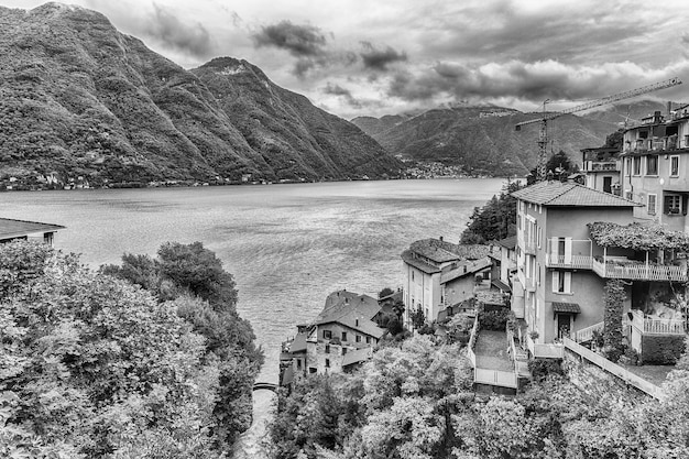 Malowniczy krajobraz nad jeziorem Como z miasta Bellano we Włoszech
