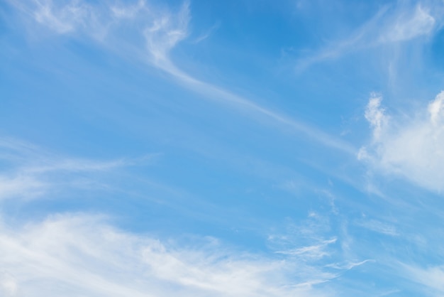 Malowniczy krajobraz przyrody z pięknymi chmurami cirrus w błękitne niebo. Kolorowy cloudscape z spindriftowymi chmurami w błękitne niebo. Tle natura nieba z chmurami cirrostratus. Naturalne pochmurne niebo tło.