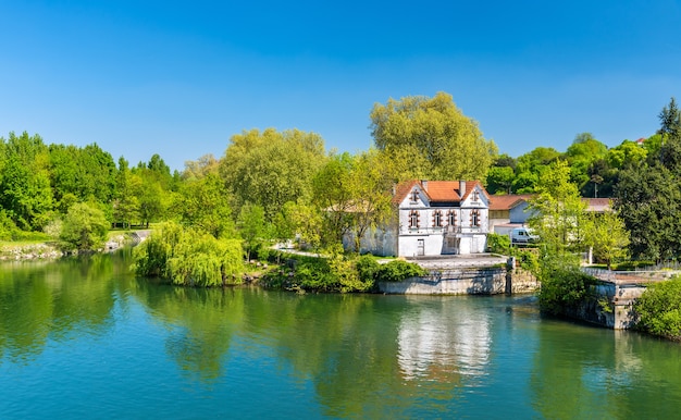 Malowniczy krajobraz rzeki Charente w Cognac - Francja