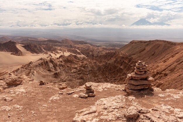 Malowniczy krajobraz surowca skalistego w Atacama w Chile