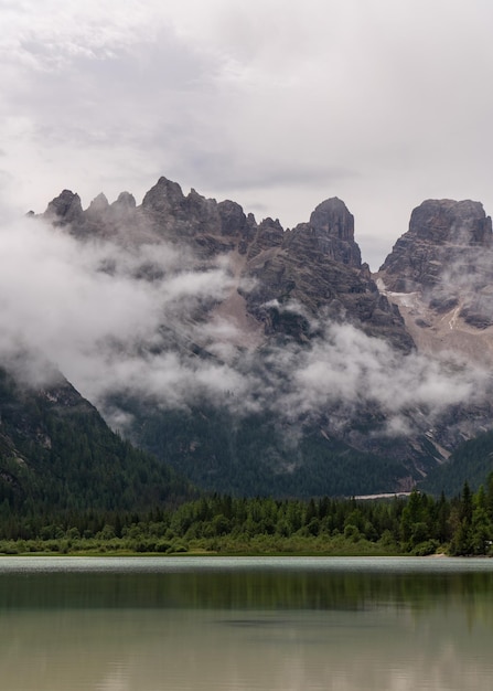 Malowniczy krajobraz z wysokimi, ostrymi skałami, pochmurnym niebem w Dolomitach we WłoszechPrzygody i wędrówki