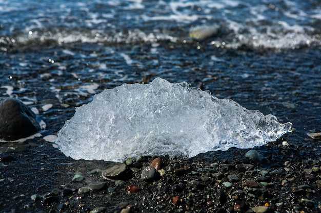 Malowniczy krajobraz z zieloną przyrodą w Islandii latem.