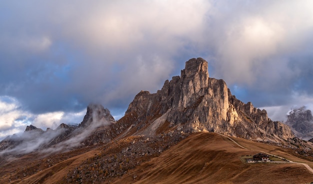 Malowniczy krajobraz zachodu słońca w Dolomitach Włochy