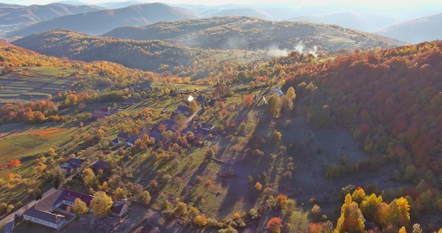 Malowniczy panoramiczny widok z lotu ptaka na poranną górską wioskę w jesiennym krajobrazie