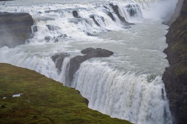 Malowniczy, pełen wody duży wodospad Gullfoss jesienny widok na południowy zachód Islandii