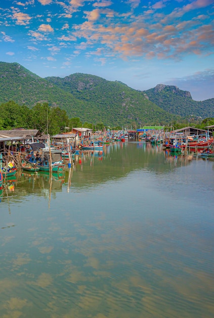 Malowniczy port Bang Pu w Tajlandii Zdjęcia Longtail łodzie rybackie w Phuket