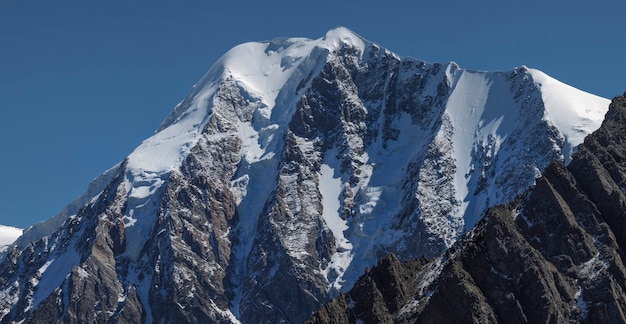 Malowniczy szczyt górski, śnieg, lodowce i strome skaliste zbocza